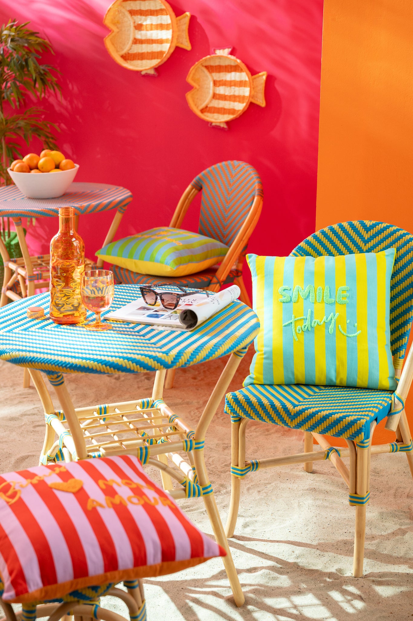 Outdoor Eettafel Geo Rond Rotan Geel/Azuurblauw J-Line