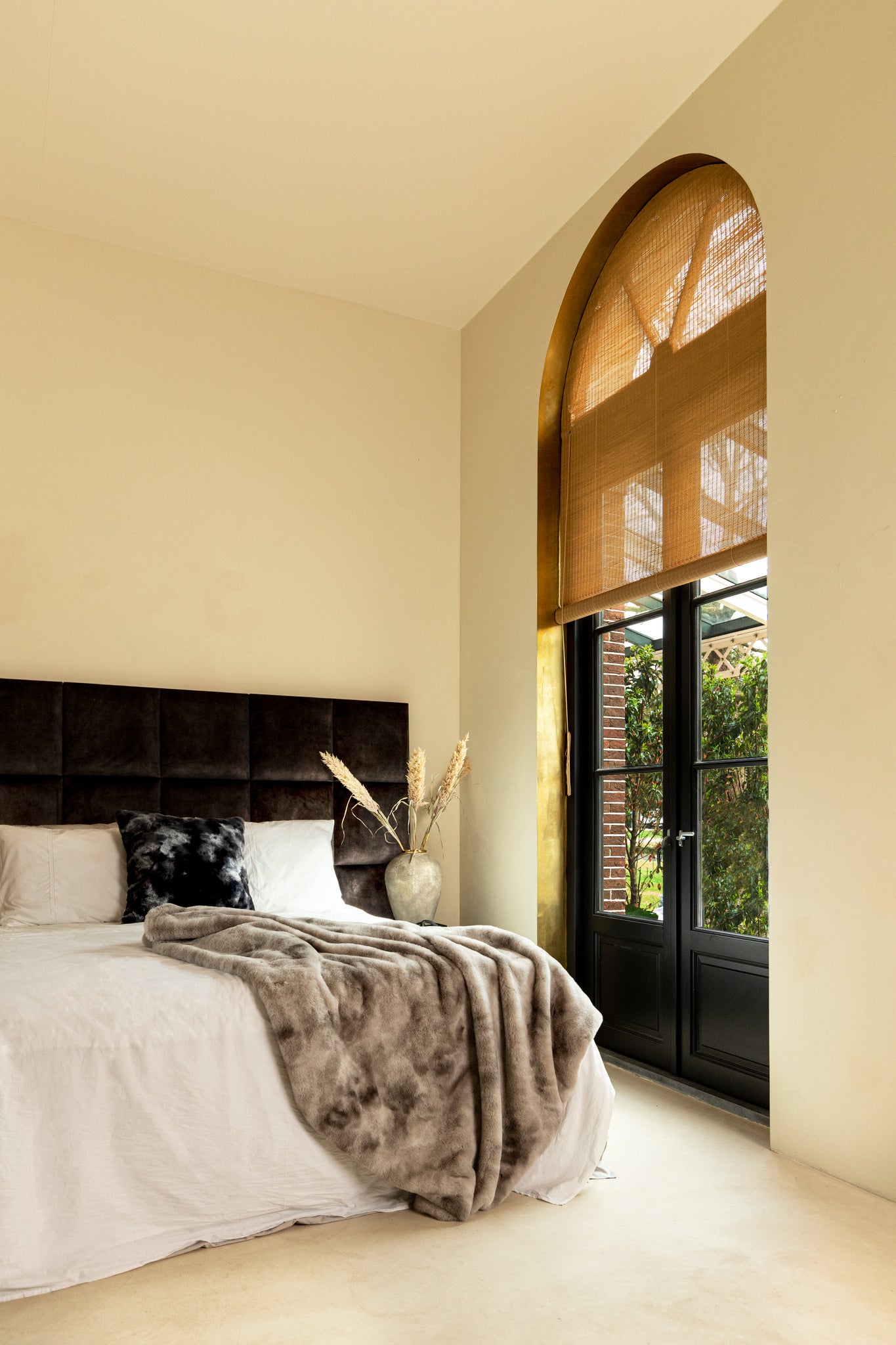 Linde Kussen Zwart Fluweel 60x60cm PTMD