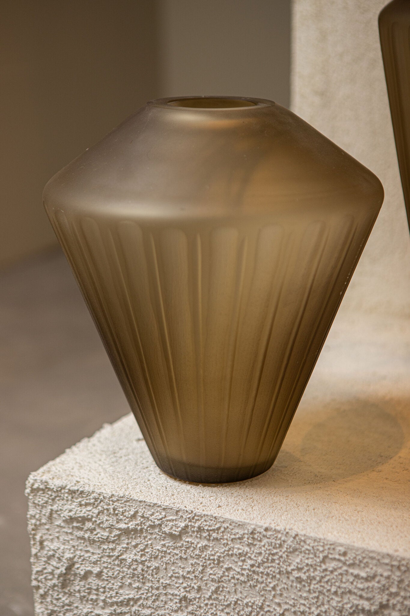Vaas Damiri Brown Glass Handcut Vase Lines M PTMD