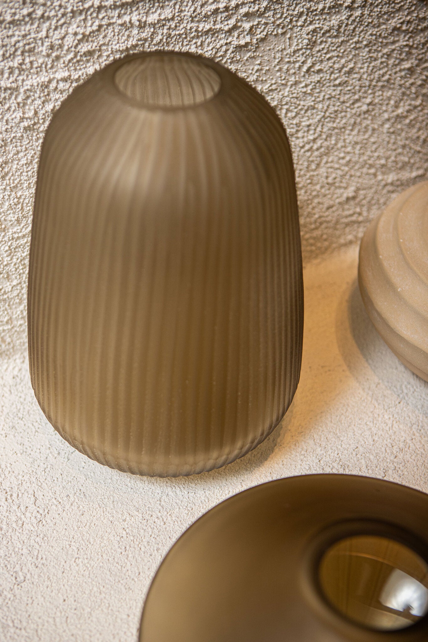Vaas Marria Bruin Glas Ribbel Rond Medium PTMD