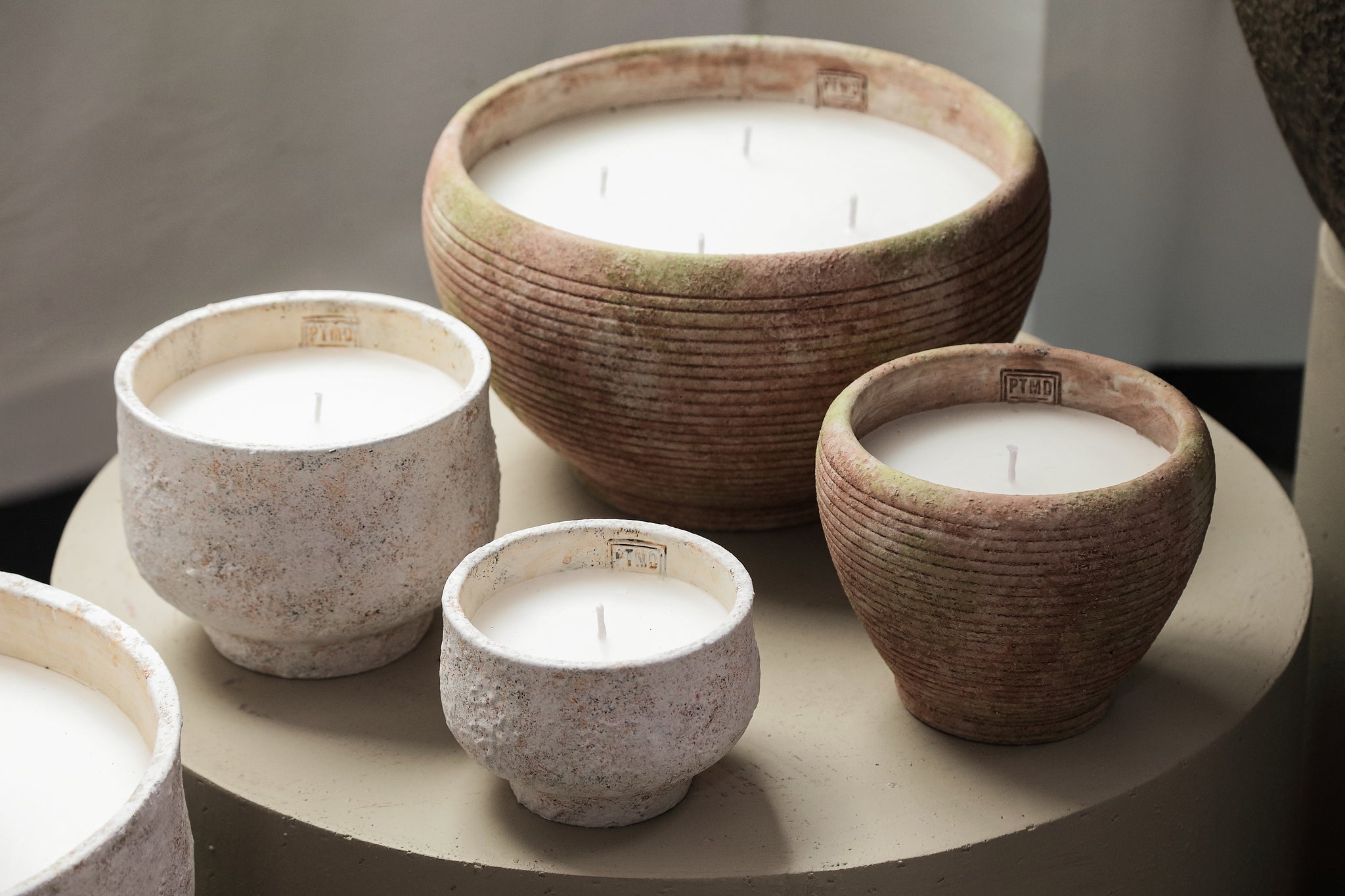 Outdoor Kaars Haily Wit Cement Op Voet Medium PTMD