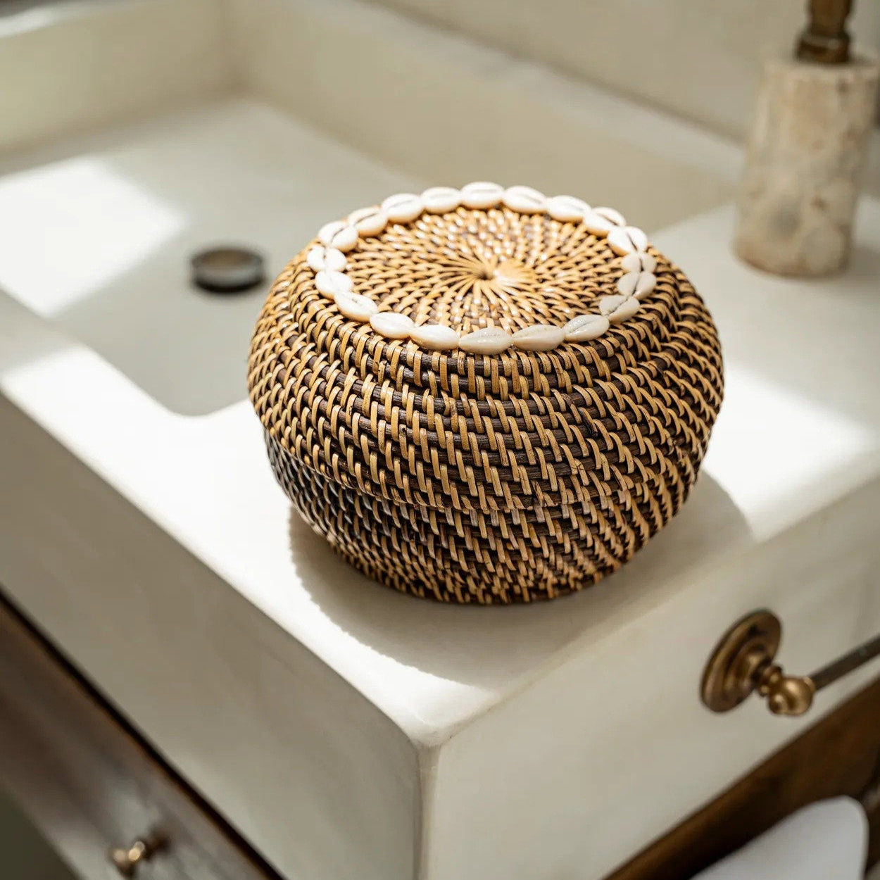 De Colonial Peek-a-Boo Mand Naturel Small Bruin Bazar Bizar