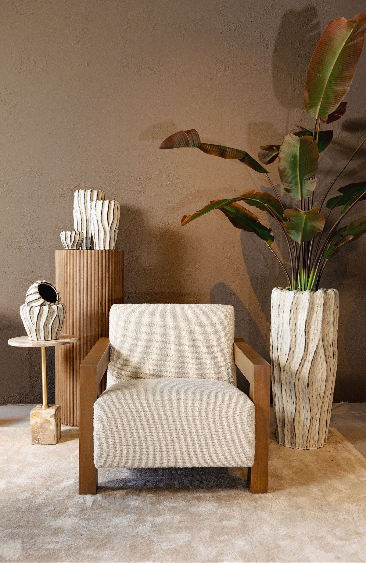 Adelina Bloempot Keramiek Wit Small van PTMD, bloempot gestyled in een sfeervol interieur