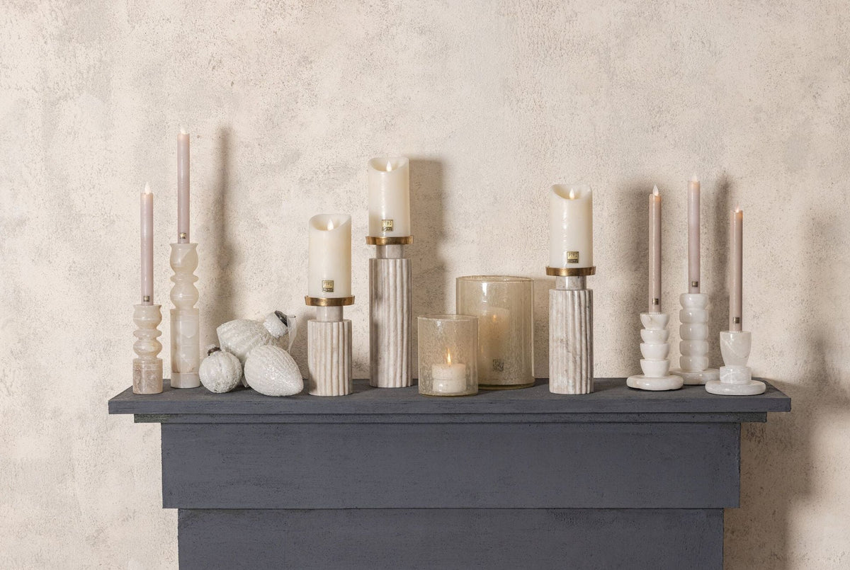 Alani Kandelaar Marmer Beige Geribbeld Small van PTMD, geribbelde kandelaar in een sfeervol interieur