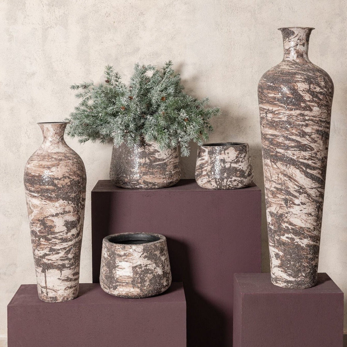 Avir Pot Laag IJzer Mozaïek Marmerlook Donkerbruin Small van PTMD, sfeerbeeld met de pot in een interieur