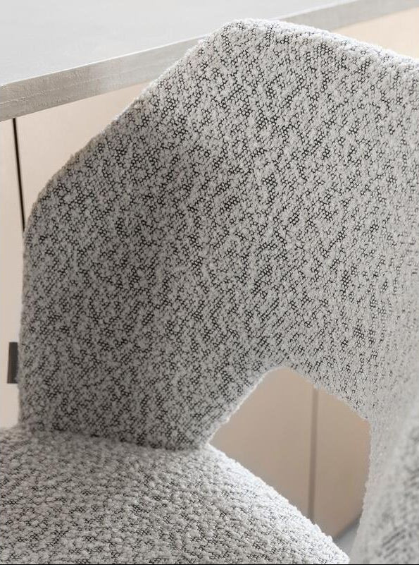 Barkruk Bloom van MUST Living, licht grijze bouclé zitting met zwart metalen onderstel