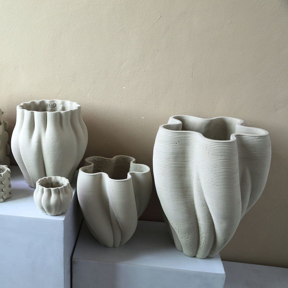 Barren Beige Cement Round Vase 3D Wavy Pattern L van PTMD in een sfeervolle interieursetting