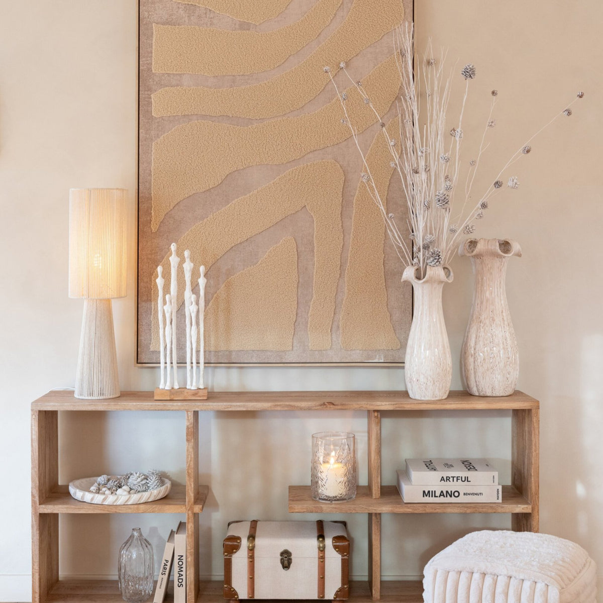 Beeld Figuren Op Voet van J-Line op een houten dressoir in een licht interieur met vazen en droogbloemen