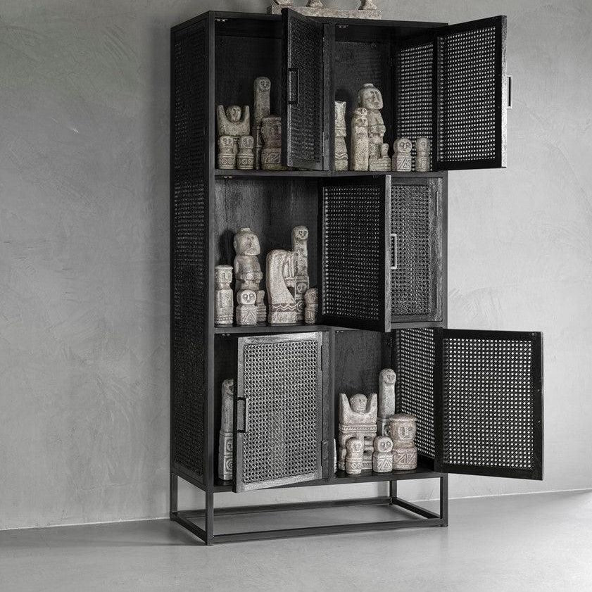 Beeld King Suci Mejan op een dressoir sfeerbeeld MUST Living