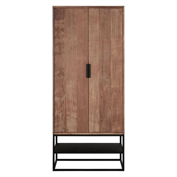 Bergkast Cosmo van DTP Home, hoge kast van gerecycled teakhout met zwarte details