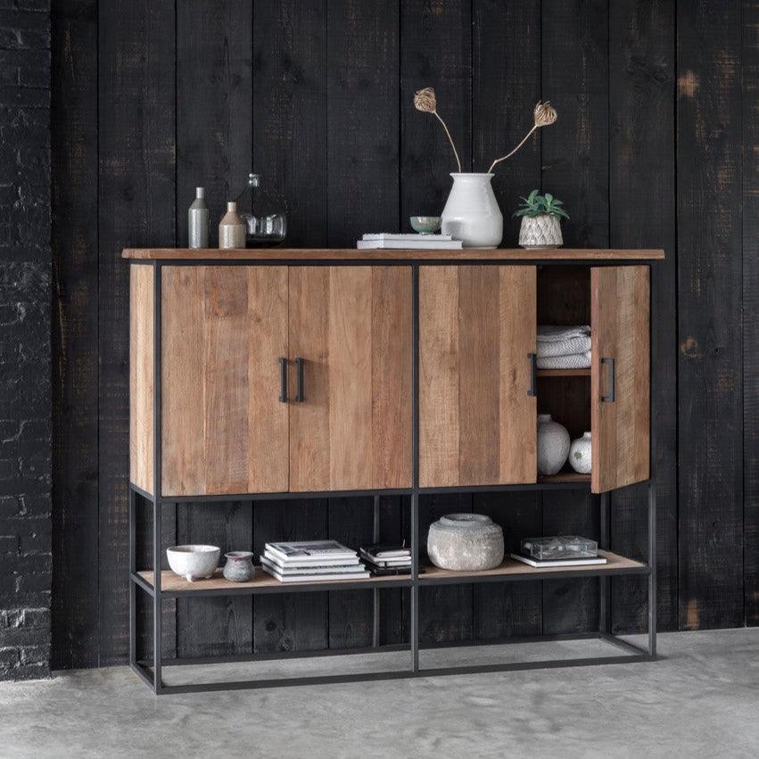 Bergkast Timeless Beam Large van DTP Home, vooraanzicht met vier deuren en open vak