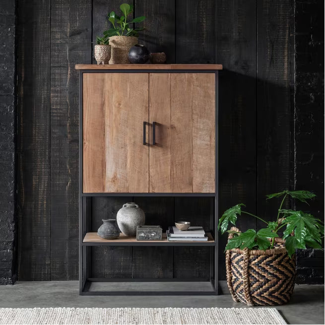 Bergkast Timeless Beam Small van DTP Home, vooraanzicht van de smalle hoge kast