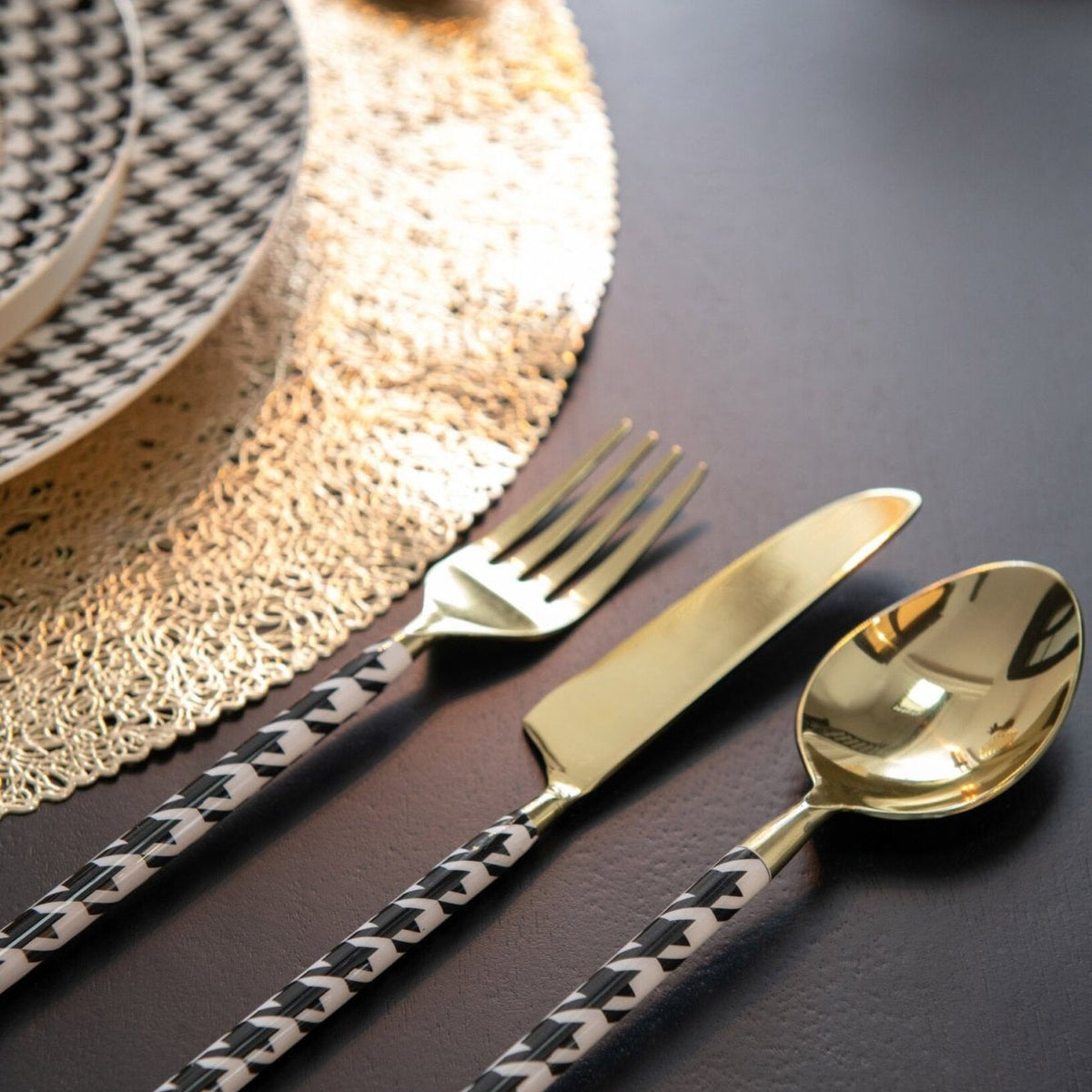Gouden bestek met pied-de-poule steel van J-Line gestyled op een gedekte tafel
