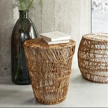 Close-up van de naturel abaca structuur van de Cala Gracio bijzettafel van MUST Living