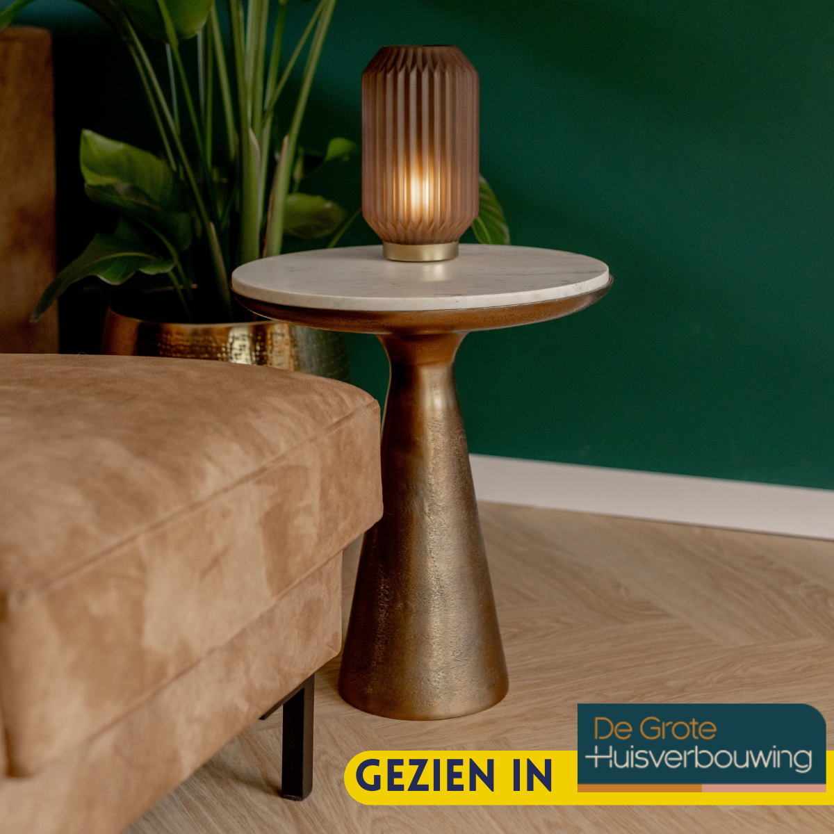 Bijzettafel Essy van Starfurn in wit marmer, royaal rond blad van Ø45cm met goudkleurig onderstel