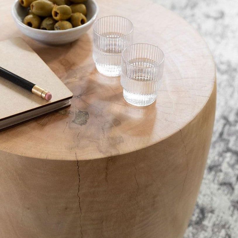 Bijzettafel Puro small van suar hout in een naturel interieur