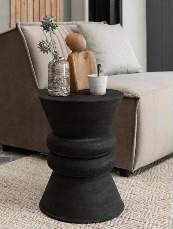 Bijzettafel Ring Ring van MUST Living, zwarte ronde bijzettafel gestyled met woonaccessoires