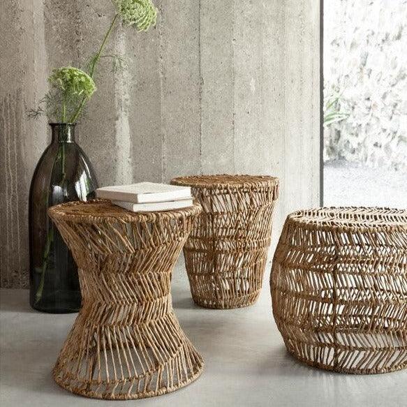 Ronde bijzettafel Santa Agnes van MUST Living van bovenaf, gevlochten abaca tafelblad