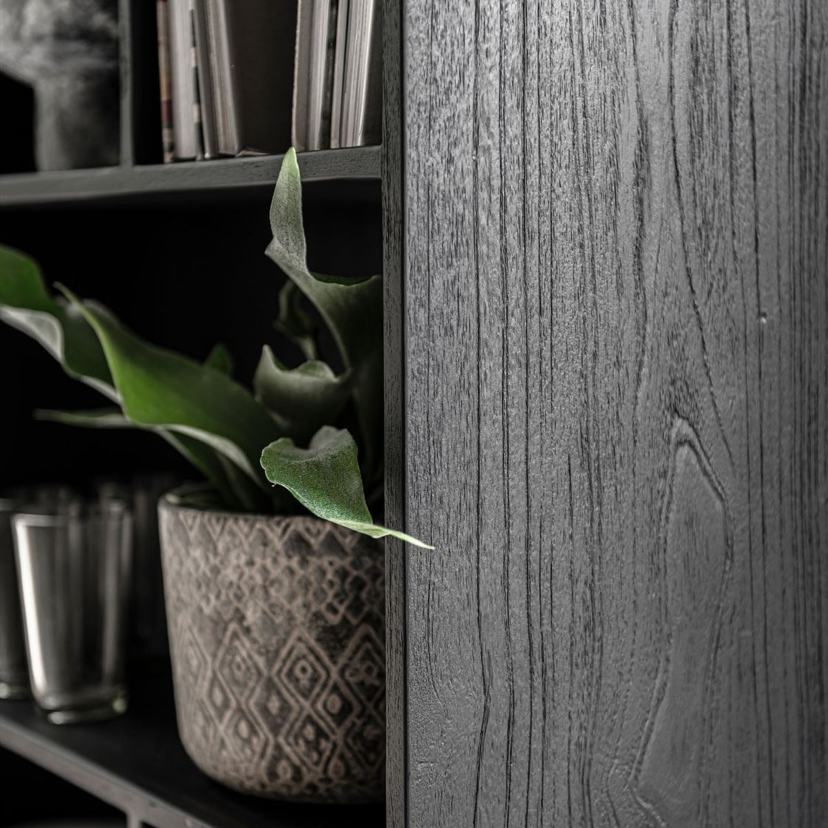 Boekenkast Criss Cross van DTP Home gestyled met boeken en decoratie