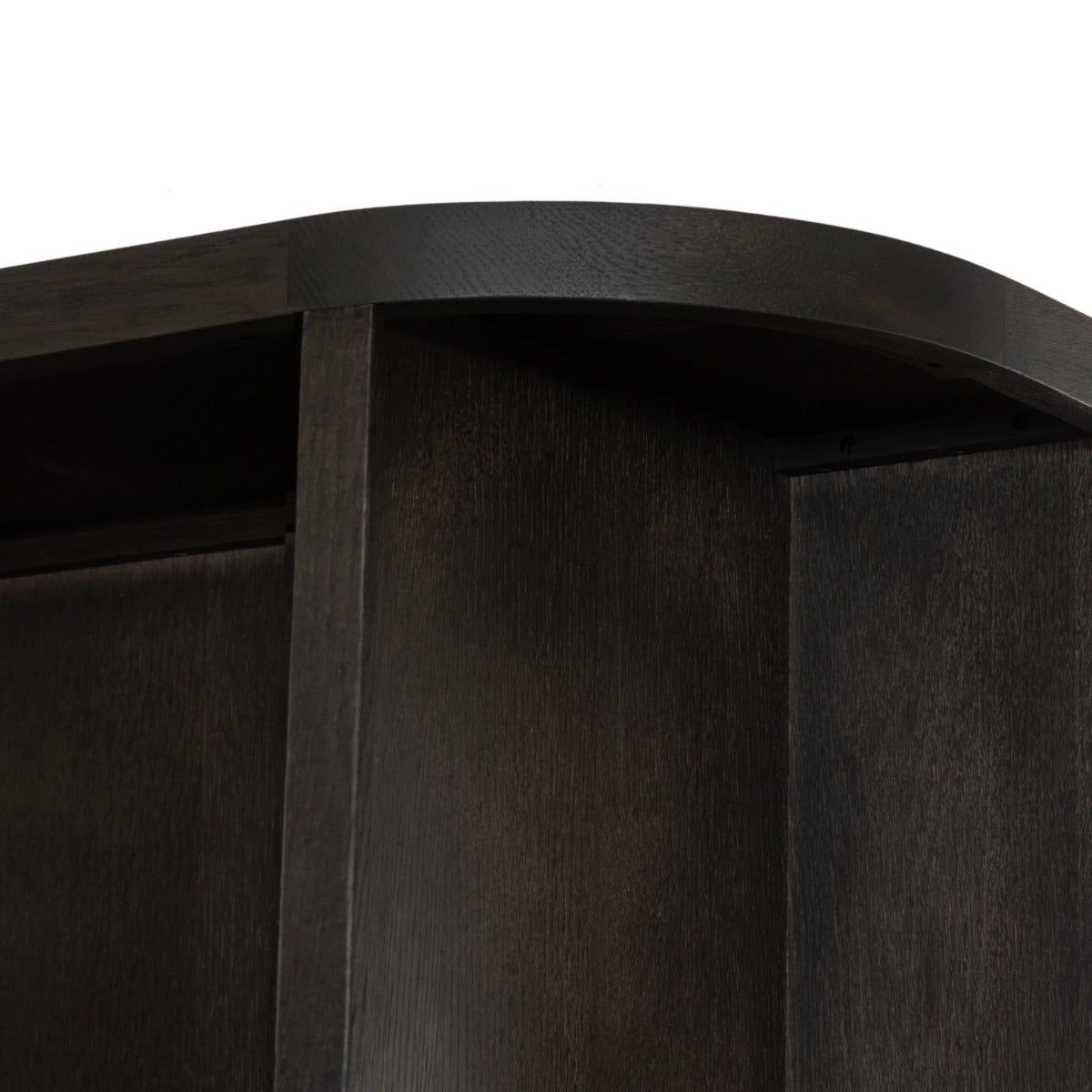 Detail van het eikenhout fineer van de boekenkast Novero espresso