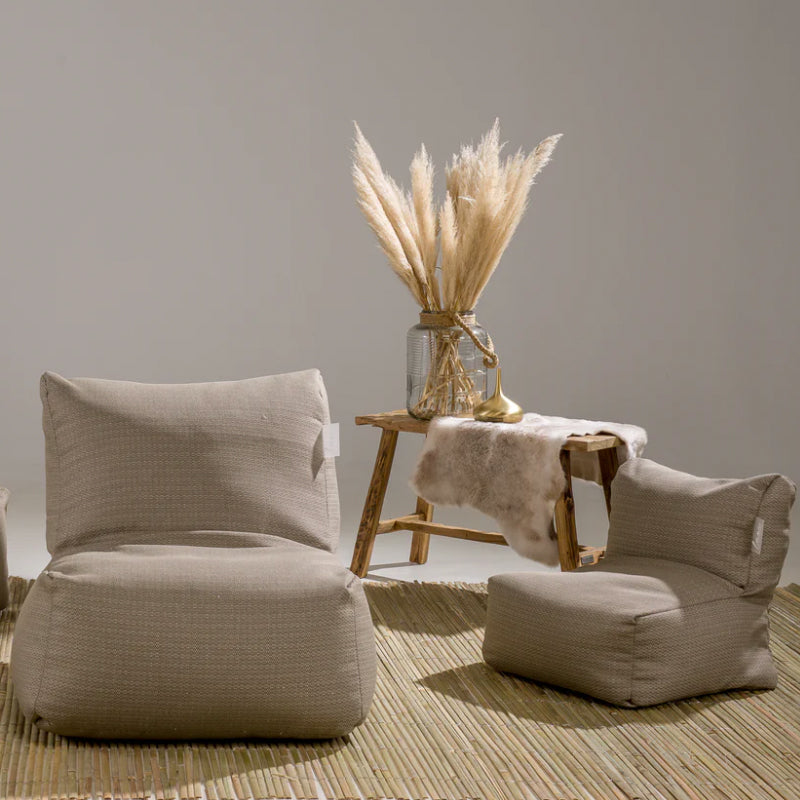 Taupe Boho kinderstoel van Laui Lounge in een kinderkamer met naturel accessoires
