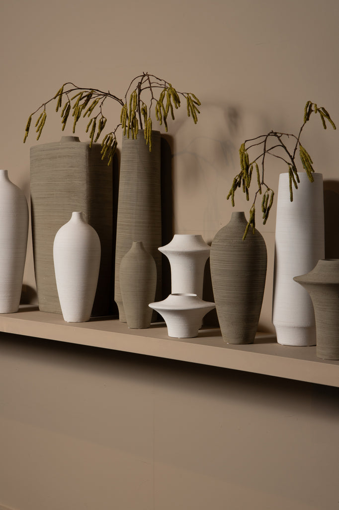 Cavinn Beige matt ceramic bottle vase M PTMD - Vaas - PTMD - livinglovely.nl