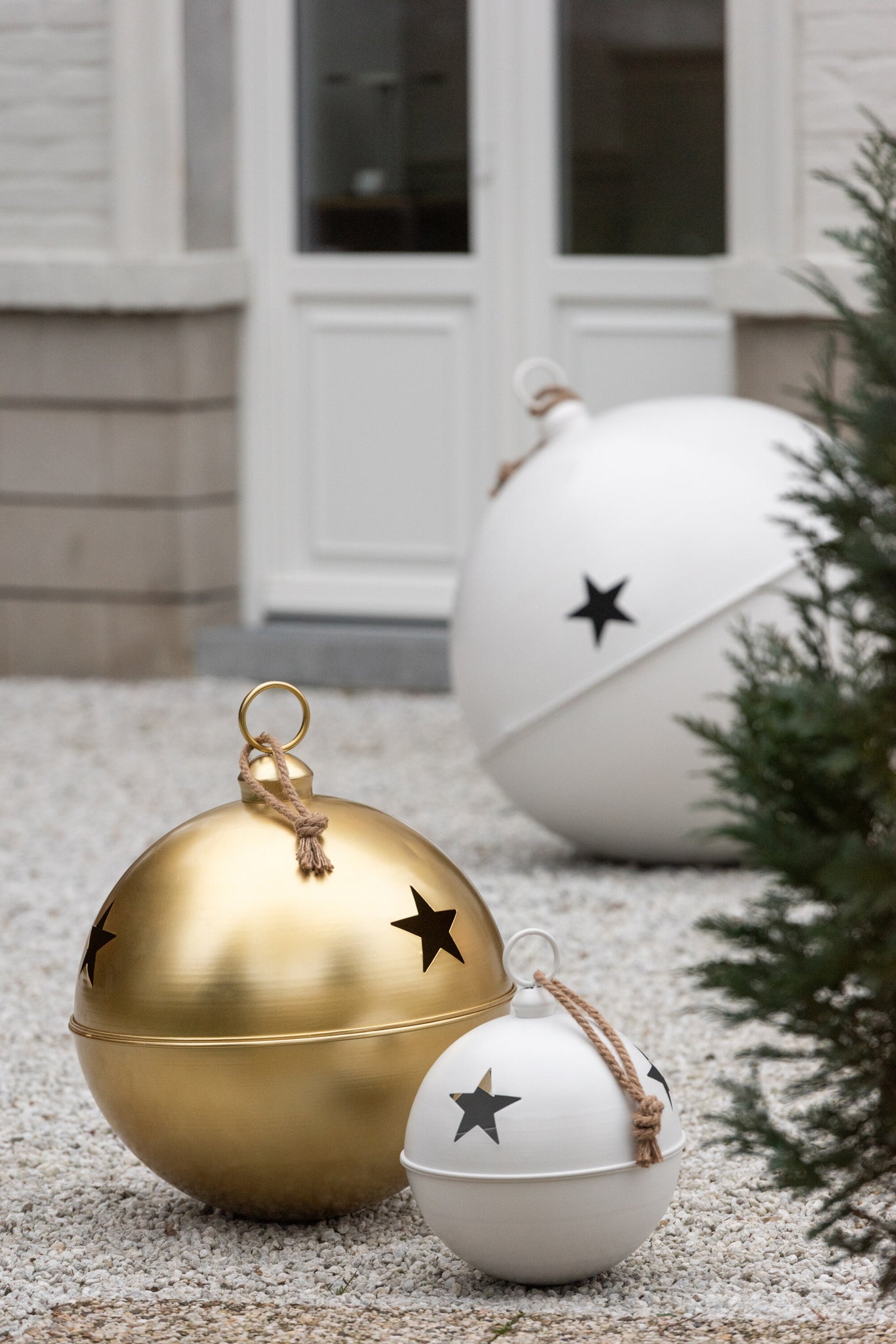 Christmas Bauble Ball Iron Gold Colored Extra Large - - J-Line - livinglovely.nl