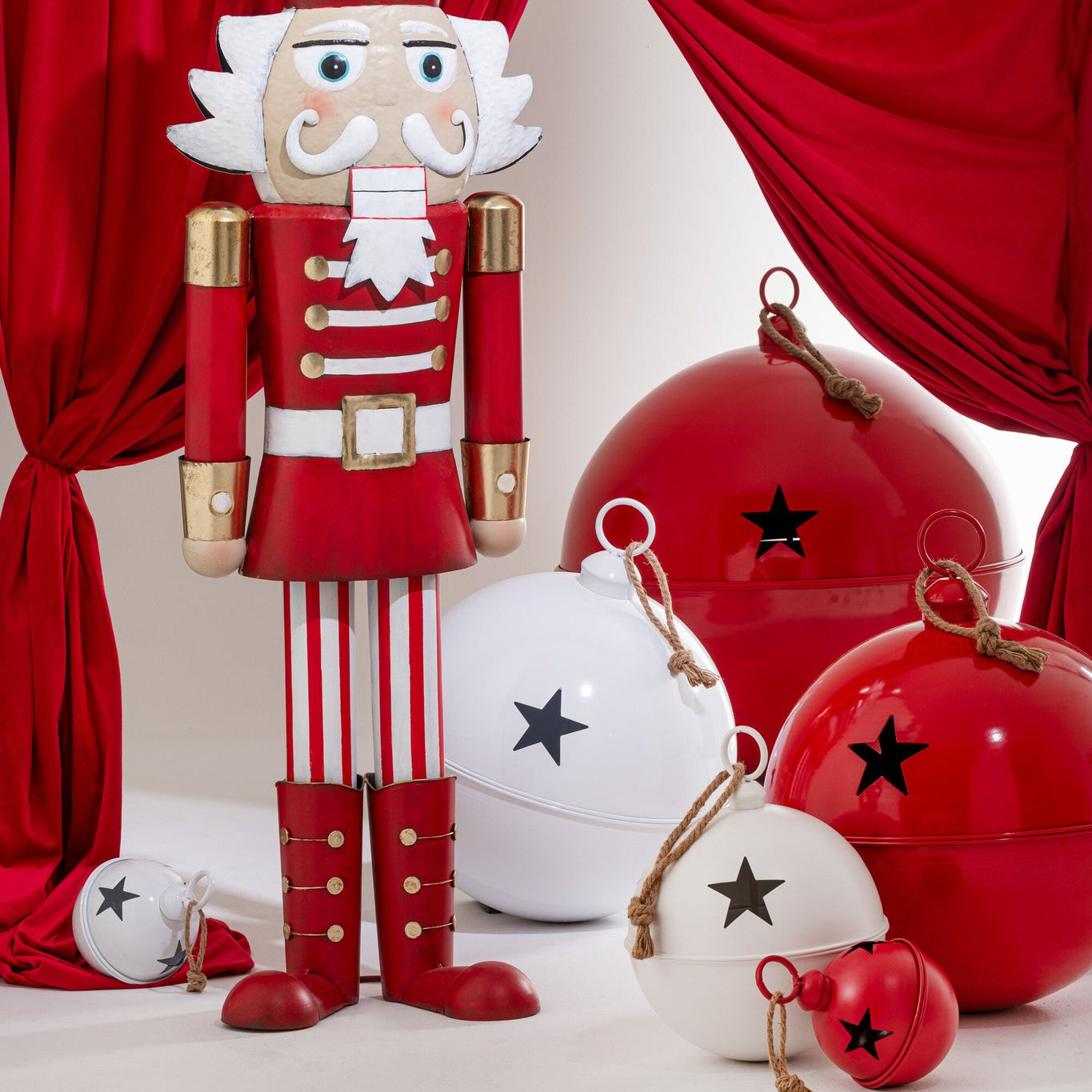 Christmas Bauble Mat Ball Iron Red Large - - J-Line - livinglovely.nl