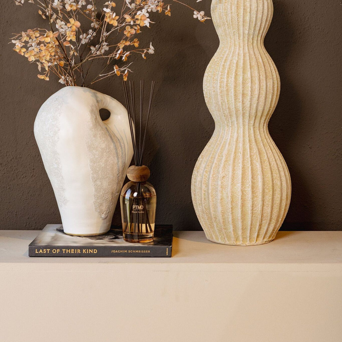 Dangelo Vaas Wit Onregelmatig Hoog Small van PTMD, sfeerbeeld met warme styling in huis