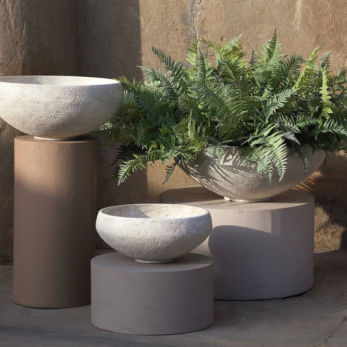 Dashima Cream GRC Pot Low Round Bowl Set Of 3 van PTMD, set van drie crème lage schaalpotten in een sfeervolle setting