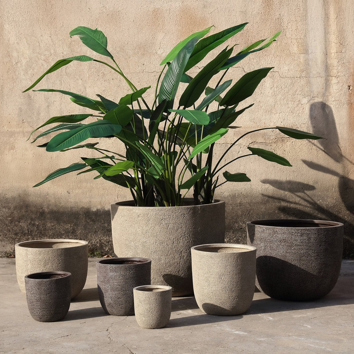 Delsey Sand GRC Structure Pot Big Set Of 3 van PTMD, set van drie zandkleurige GRC potten met structuur