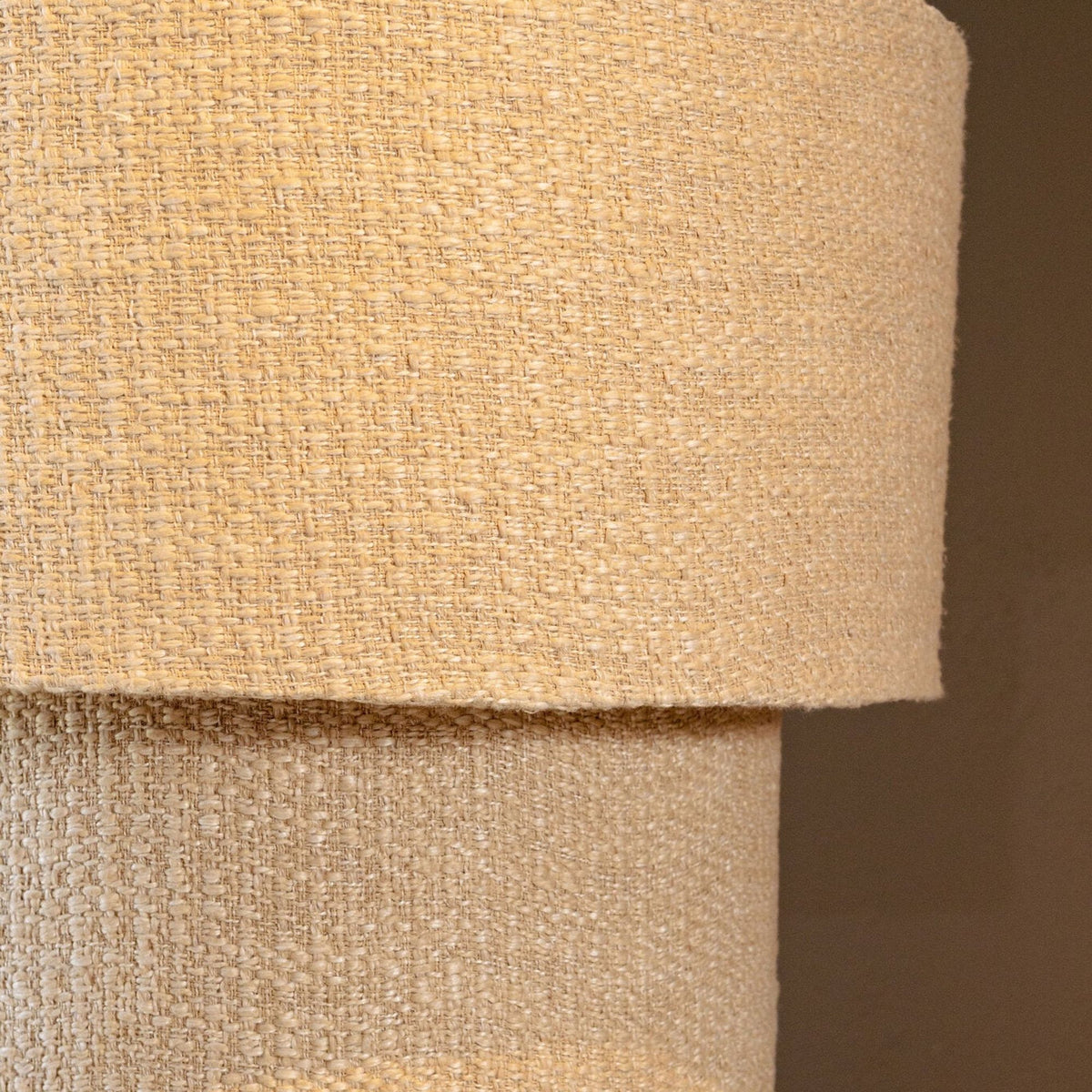 Detail Devi hanglamp van PTMD, twee lagen taupe stof met zichtbare weefstructuur