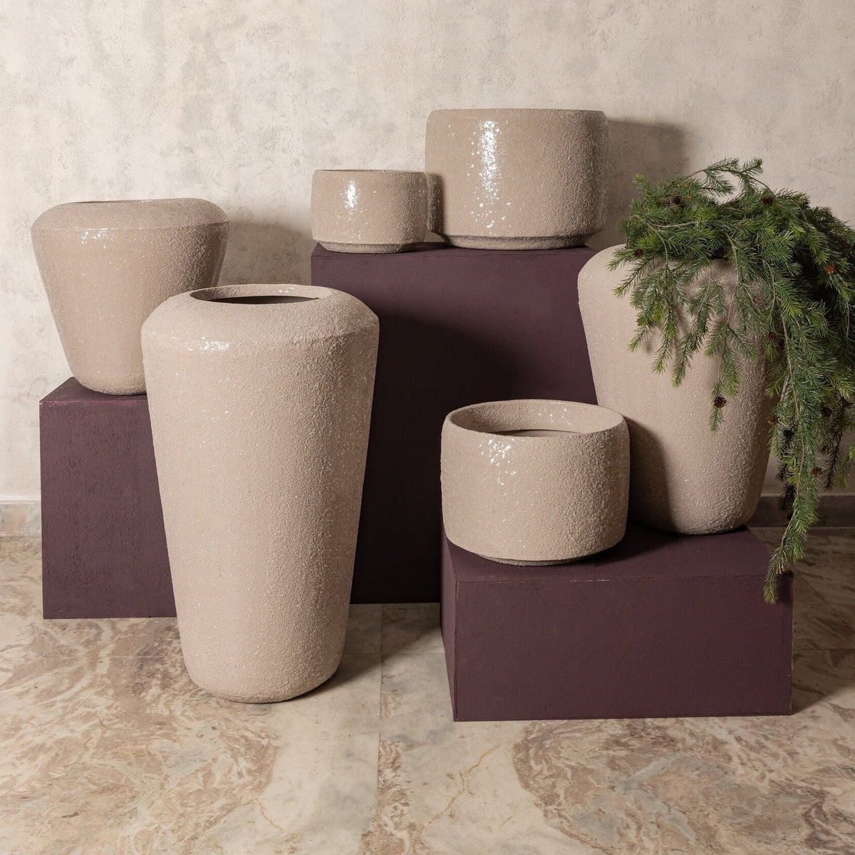 Dezia Pot Beige Mozaïek Hoog Small van PTMD, sfeerbeeld met de hoge ijzeren pot met beige mozaïek in een interieur