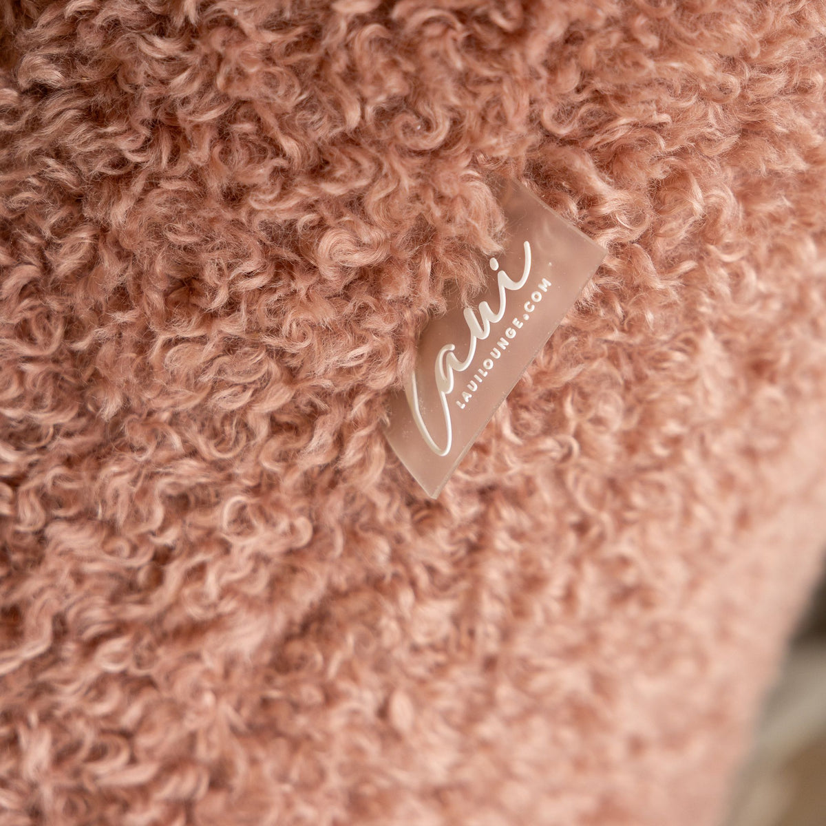 Soft Pink loungestoel van Laui Lounge in een woonkamer, met zicht op de zachte furry structuur