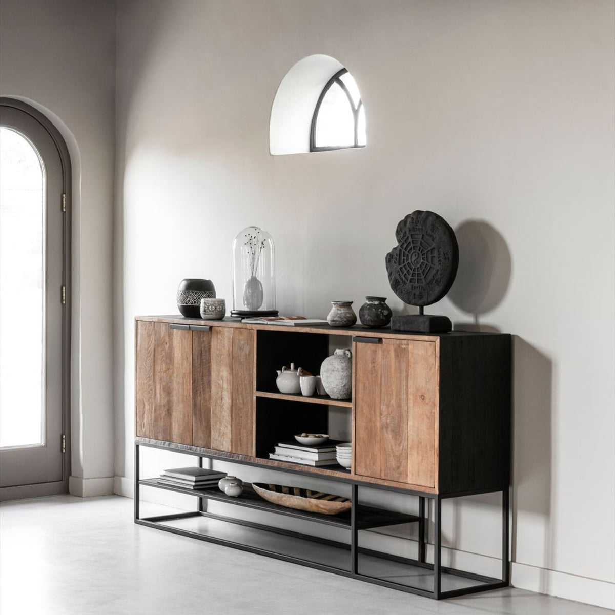 Dressoir Cosmo van DTP Home, zwevende plank in het hoge luchtige frame