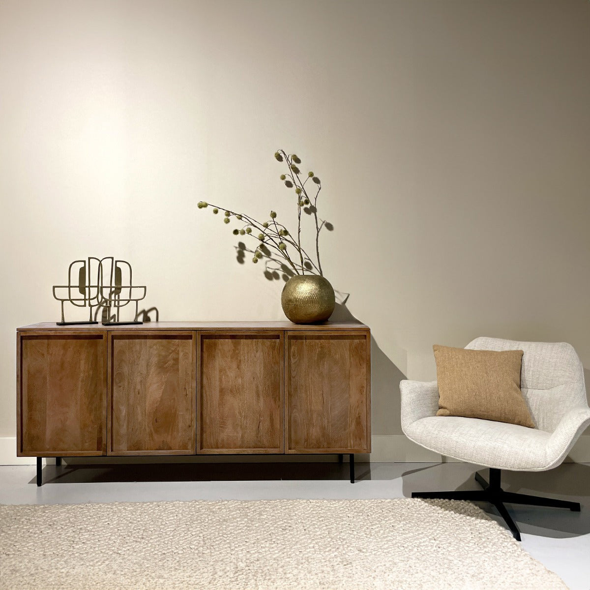 Dressoir Elan 180cm in Pecan, warm middenbruin mangohout met zwart onderstel