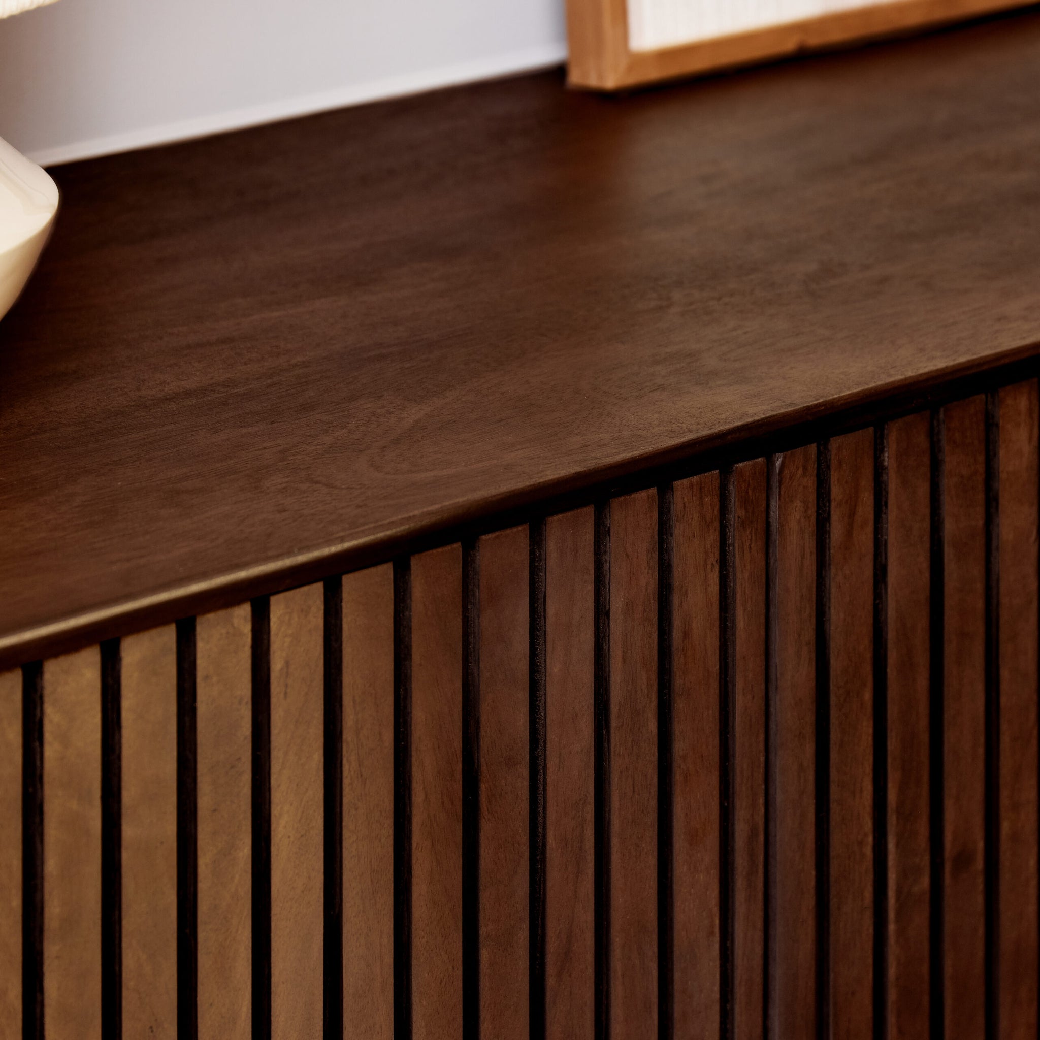 Dressoir Madison Mangohout Bruin 165cm van Starfurn, 165 cm brede kast tegen een woonkamerwand