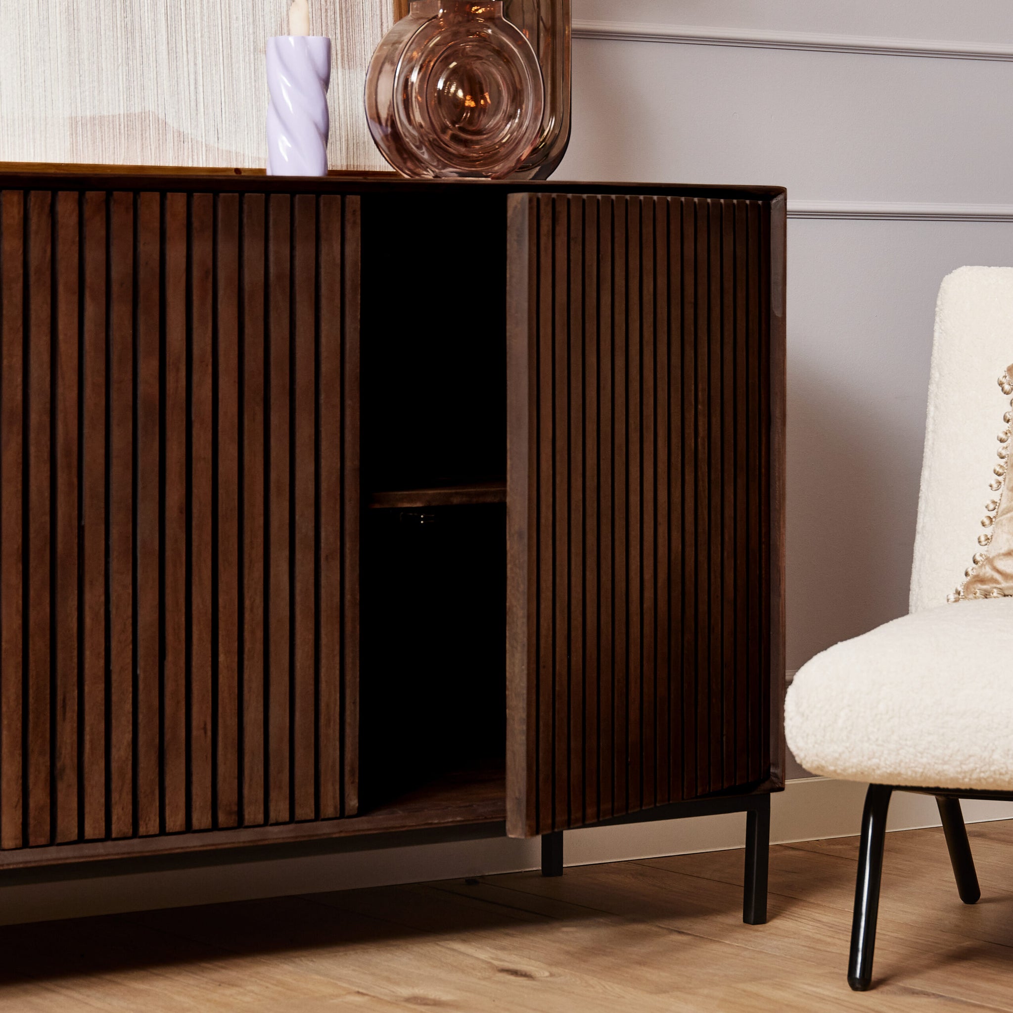 Dressoir Madison Mangohout Bruin 165cm van Starfurn, zijaanzicht met een diepte van 45 cm