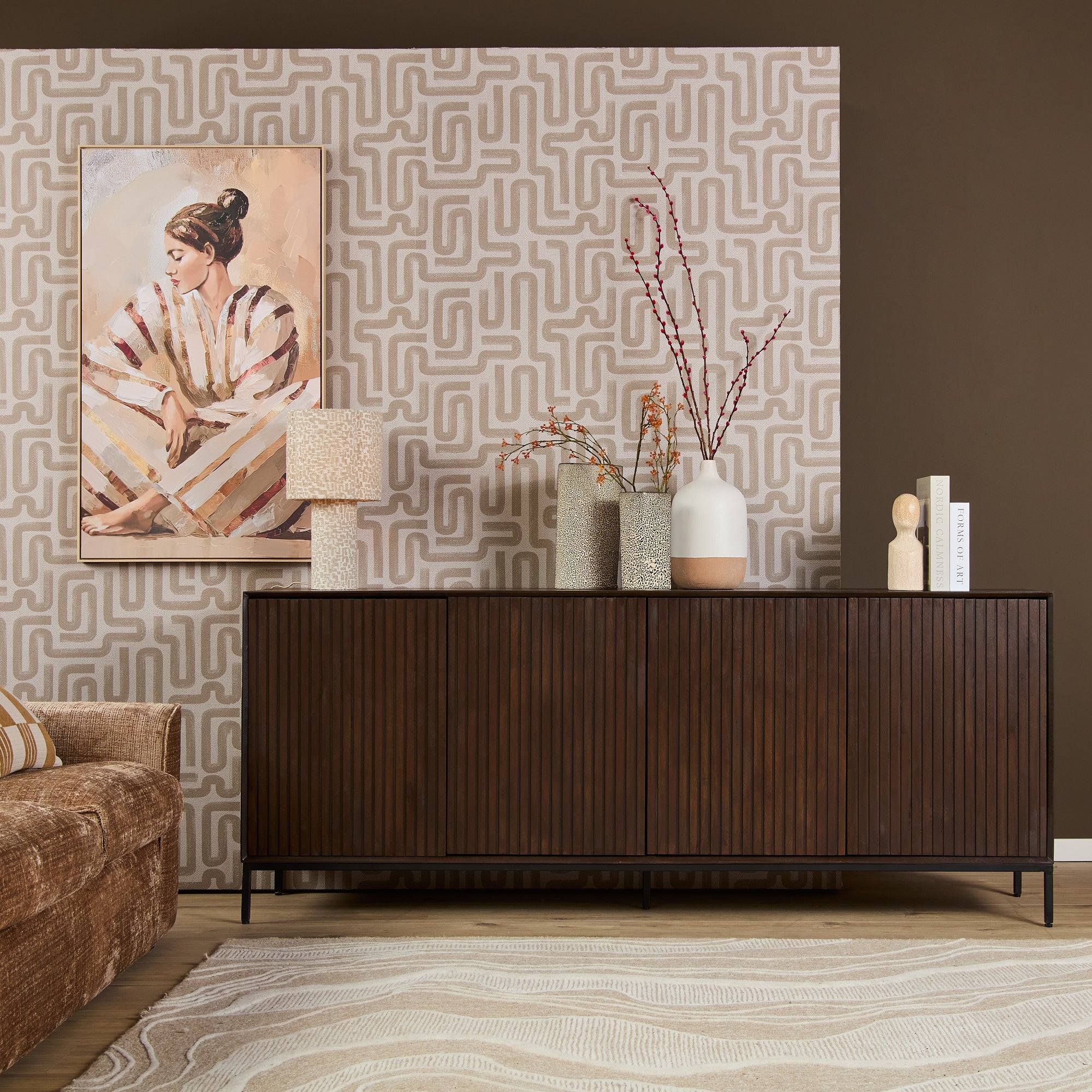 Madison dressoir gestyled met lampen en decoratie op het blad