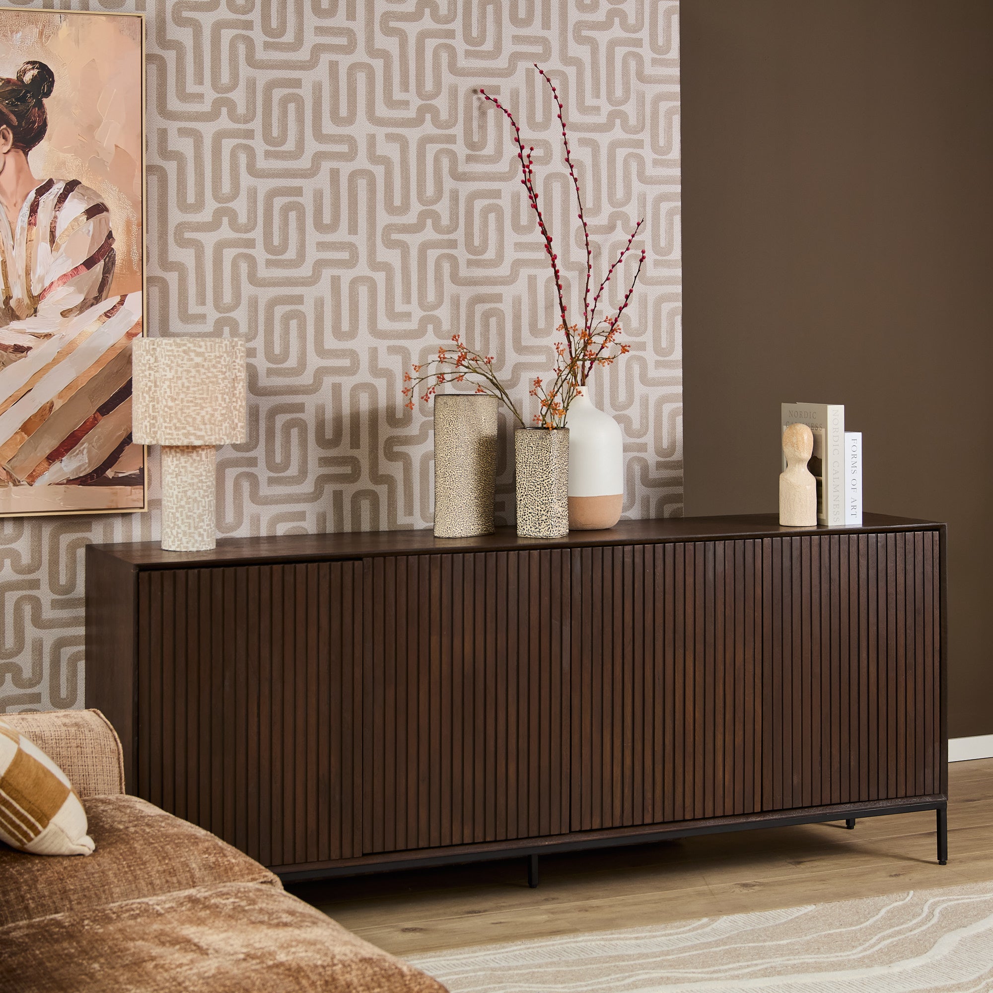 Het Madison dressoir tegen een wand in een lichte woonkamer