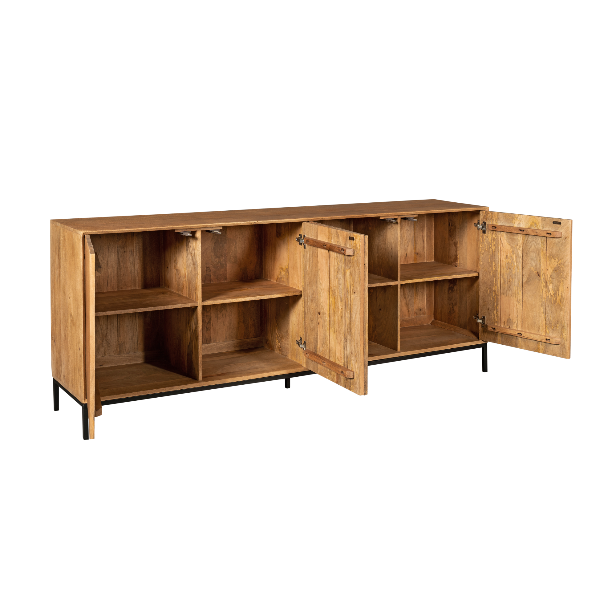 Madison dressoir naturel langs een woonkamerwand met decoratie