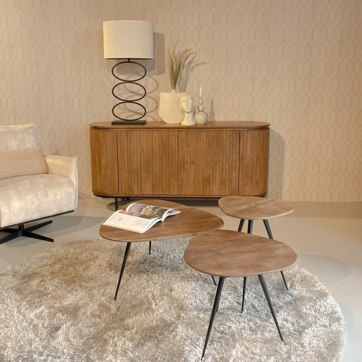 Noor dressoir in Pecan naast een eettafel met stoelen in een lichte eetkamer