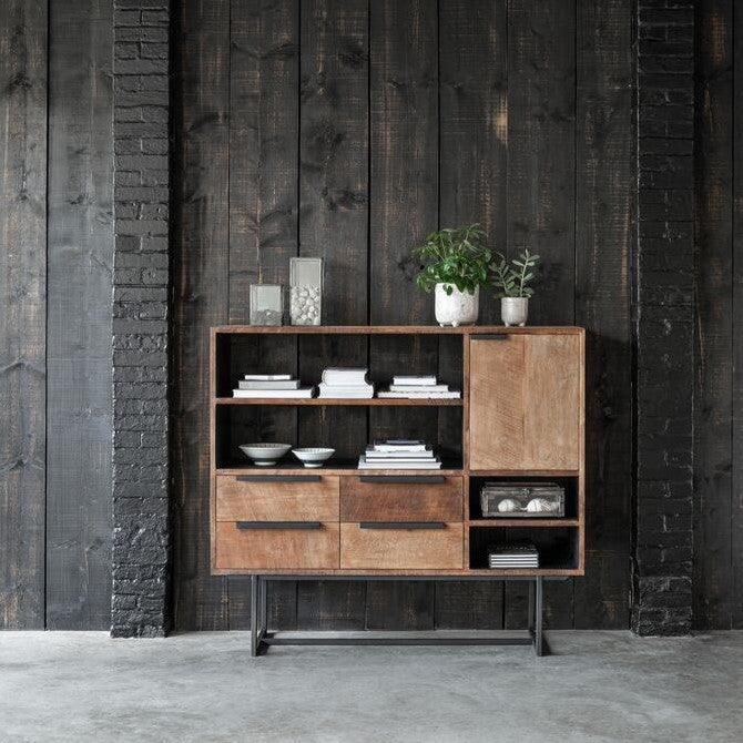 Odeon dressoir verweerd teak met zwart metalen frame zijaanzicht