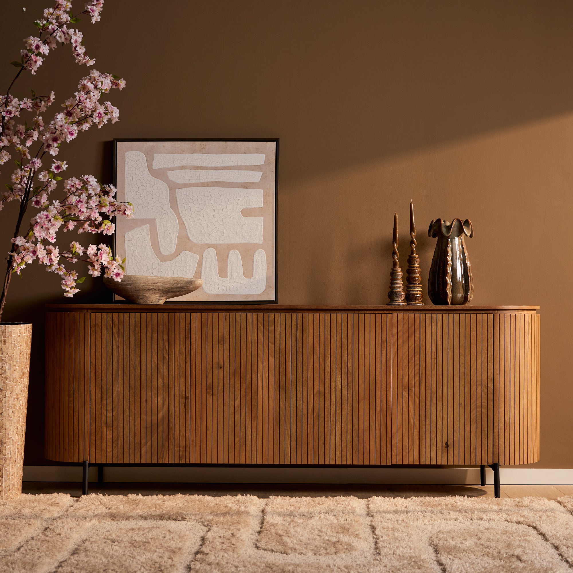 Vooraanzicht van het brede Solana dressoir met verticaal lattenpatroon op vier deuren