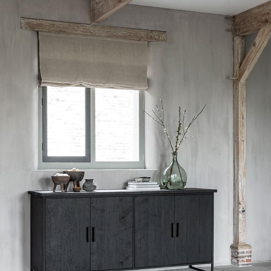 Zwart dressoir Timeless Black Beam in sfeervol interieur