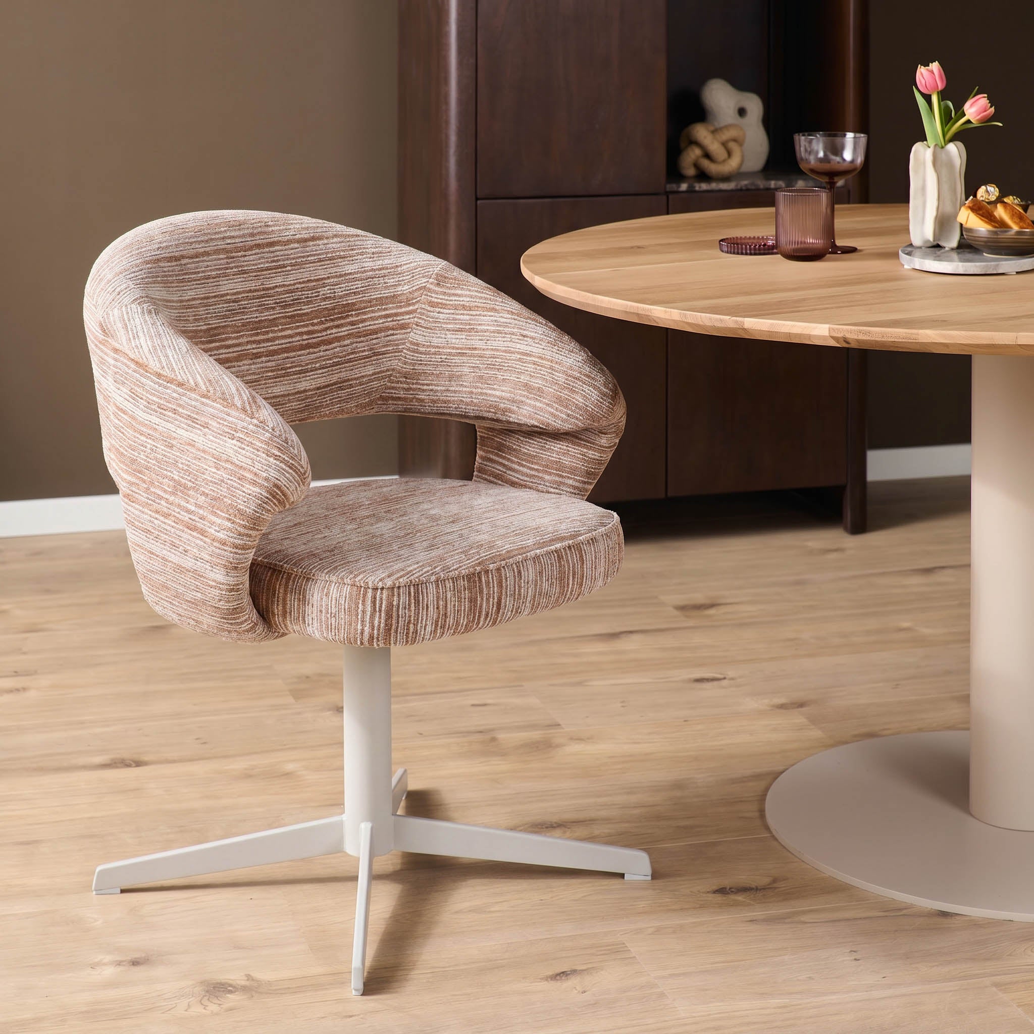 Eetkamerstoel Jade van Starfurn in een rustige eetkamer rond een ovale eettafel