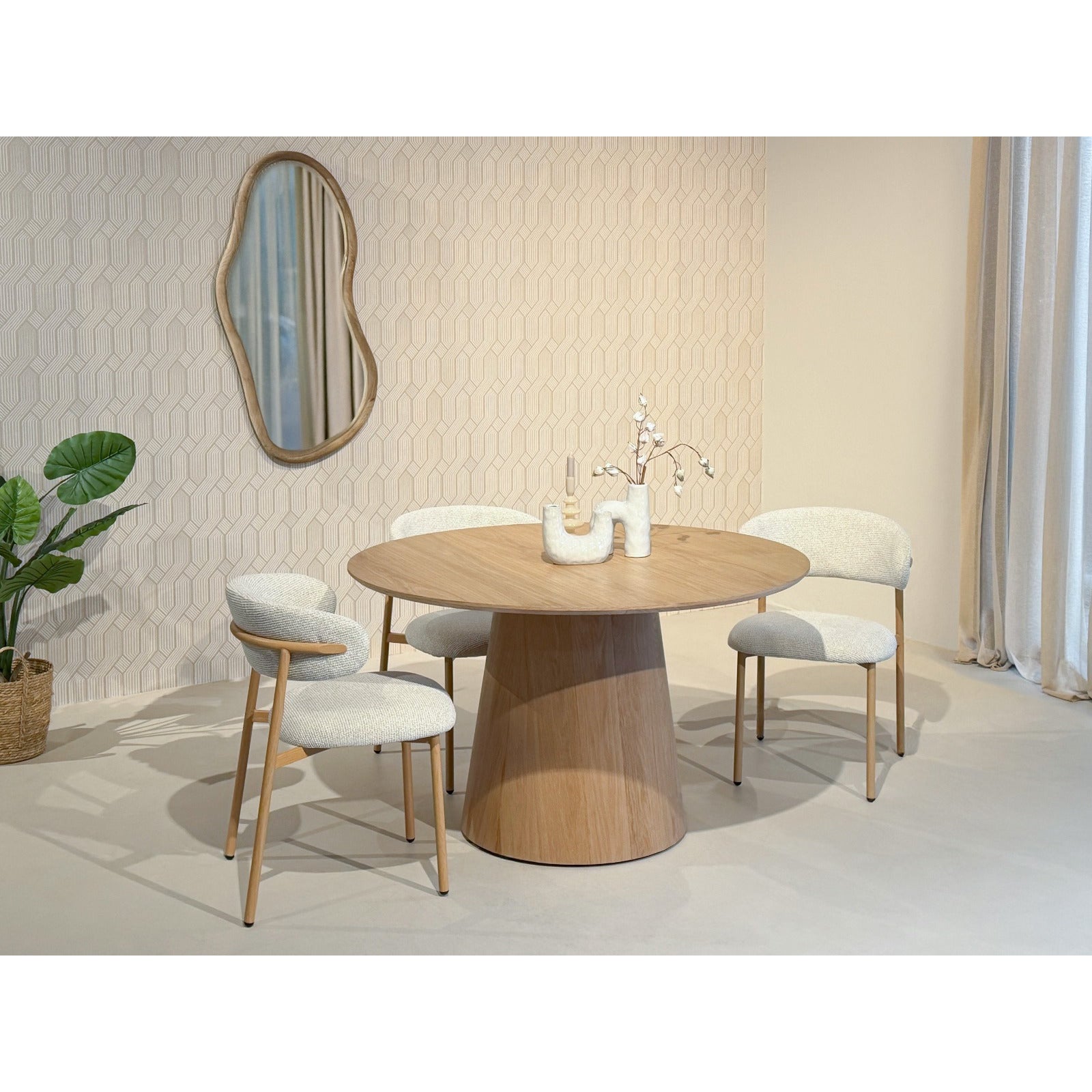 Eetkamerstoel Micah Hush Oak van Livingfurn met zwart onderstel