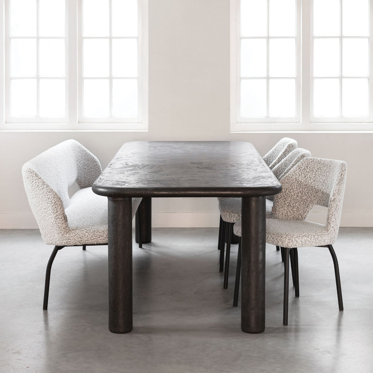 Grote Mortex eettafel Clio Pepper met eetkamerstoelen