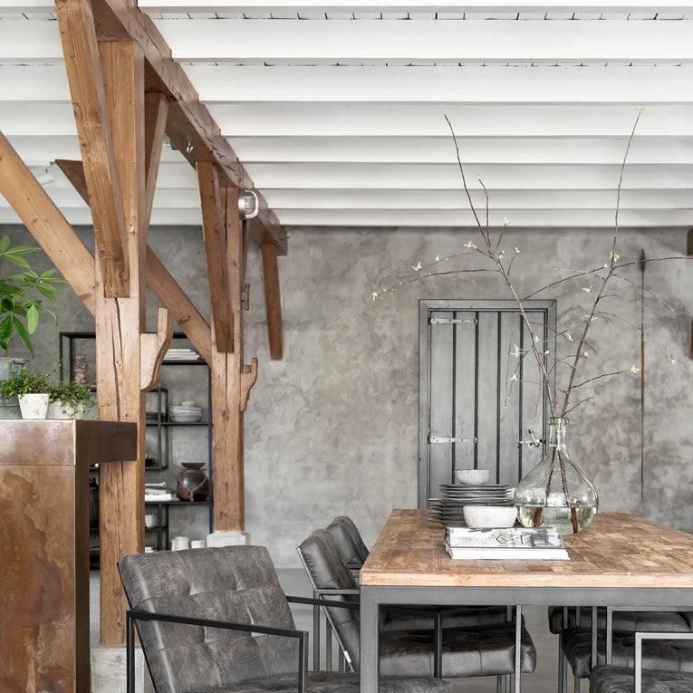 Houten eettafel Tracks met zwart metalen frame sfeerbeeld