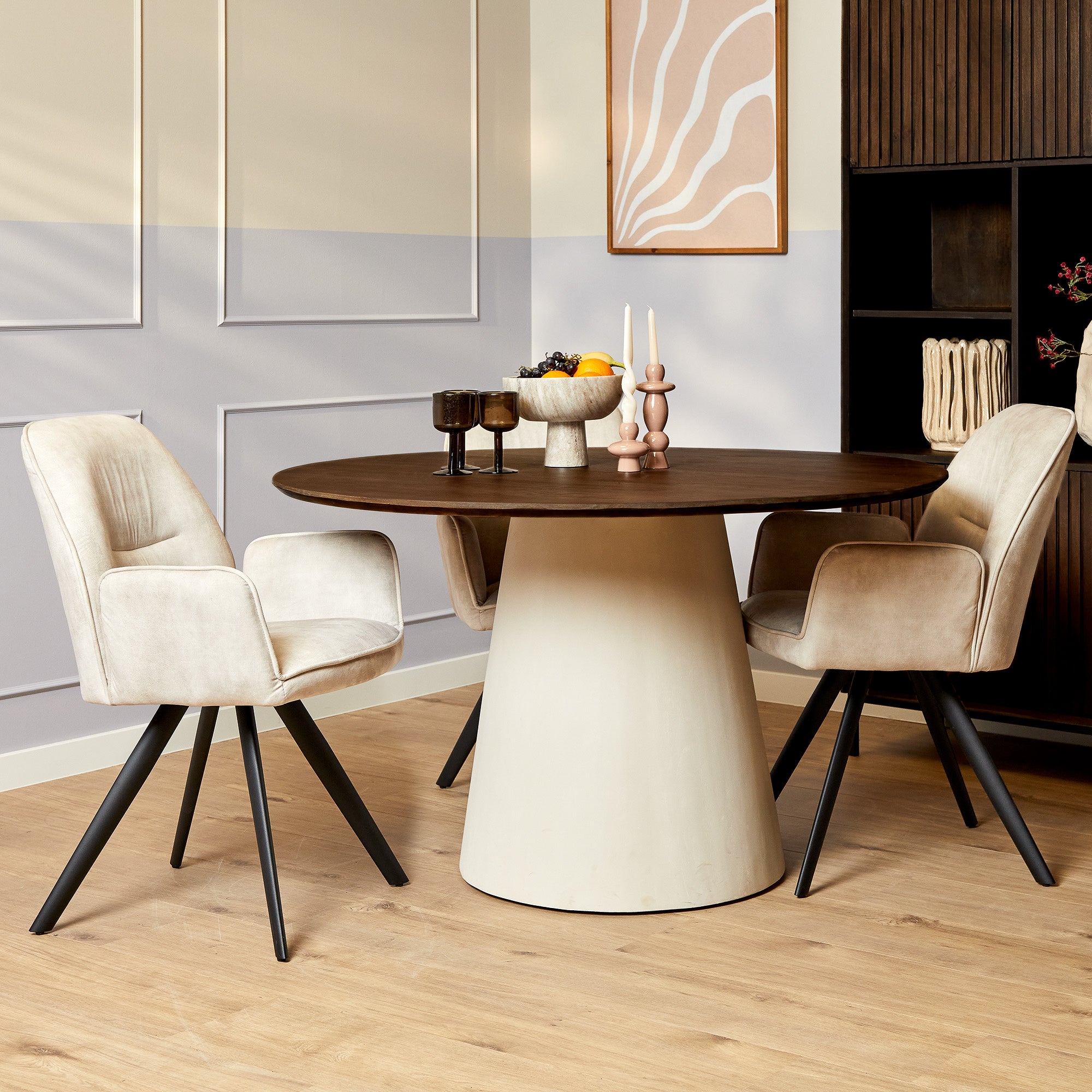 Ronde eettafel Madison 130cm van Starfurn volledig in bruin mangohout met brede houten middenpoot